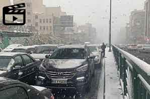 فیلم - تصادف زنجیره‌ای در بزرگراه جکیم صبح برفی امروز تهران