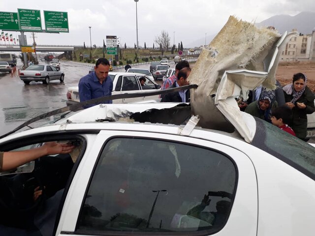 سقوط تابلوی شهرداری روی یک خودرو در شیراز حادثه آفرید