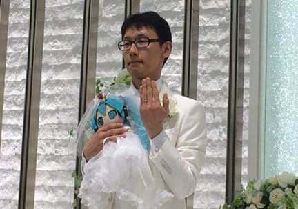 دلایل مرد ژاپنی برای ازدواج با یک عروسک/ از فریبکاری خسته ام