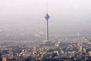 وضعیت قرمز کیفیت هوای تهران در یک روز بارانی