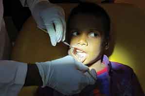 پزشکان هندی ۵۲۶ دندان از دهان پسر ۷ ساله خارج کردند