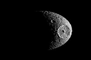 ناسا تصویر کوچکترین قمر زحل را منتشر کرد