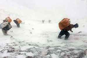فوت یک کولبر ۱۵ ساله در ارتفاعات "تته" به دلیل خفگی در برف