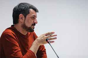انتقاد محمود شهریاری از فهرست مجریان برتر تلویزیون: نقاب زدن را ترویج می‌کنند