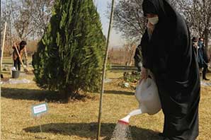 ۱۰۰ نهال به نام ۱۰۰ زن نامدار قرن در بوستان پردیس بانوان 