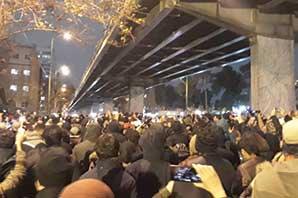 تجمع اعتراضی مقابل دانشگاه امیرکبیر به تشنج کشیده شد
