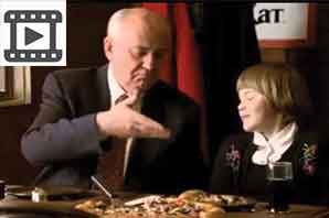 فیلم - حضور آخرین رهبر شوروی سابق در تبلیغ پیتزا به دلیل مشکلات مالی!