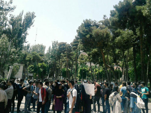 اعتراض دانشجوبان به دیوارکشی در کتابخانه‌ی دانشگاه «علم و صنعت»