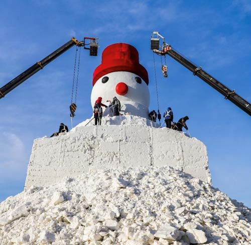 آغاز سال جدید میلادی و آدم برفی غول پیکر در فستیوال سالیانه برف و یخ درچین