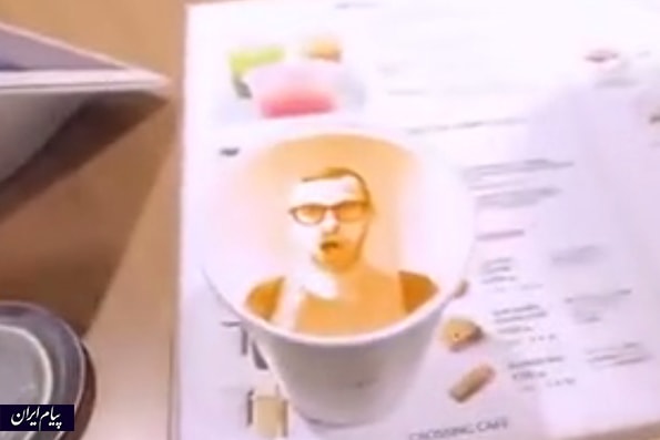 قهوه‌سازی که چهره مشتری را روی قهوه‌اش به تصویر می‌کشد