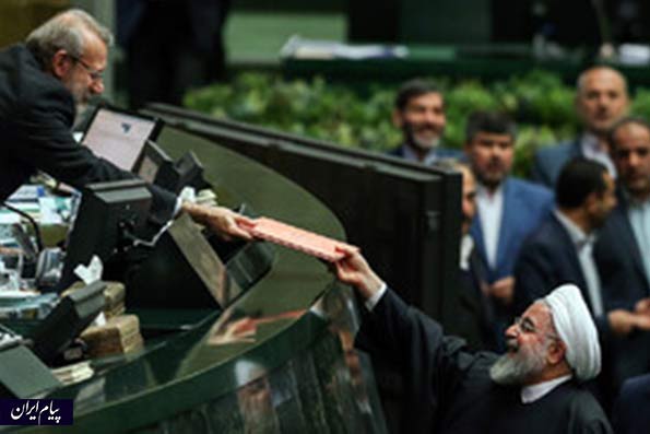 بودجه 98 به مجلس ارائه شد / روحانی: دریافتی حقوق‌بگیران ثابت ۲۰ درصد افزایش می‌یابد