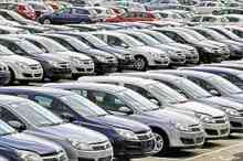 انبارها پر از خودرو و خودروسازان دنبال مجوز افزایش قیمت