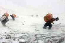 فوت یک کولبر ۱۵ ساله در ارتفاعات "تته" به دلیل خفگی در برف