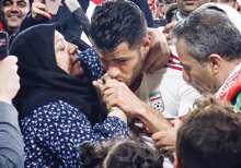 تصویری احساسی از پورعلی‌گنجی و مادرش پعد پیروزی بر عمان